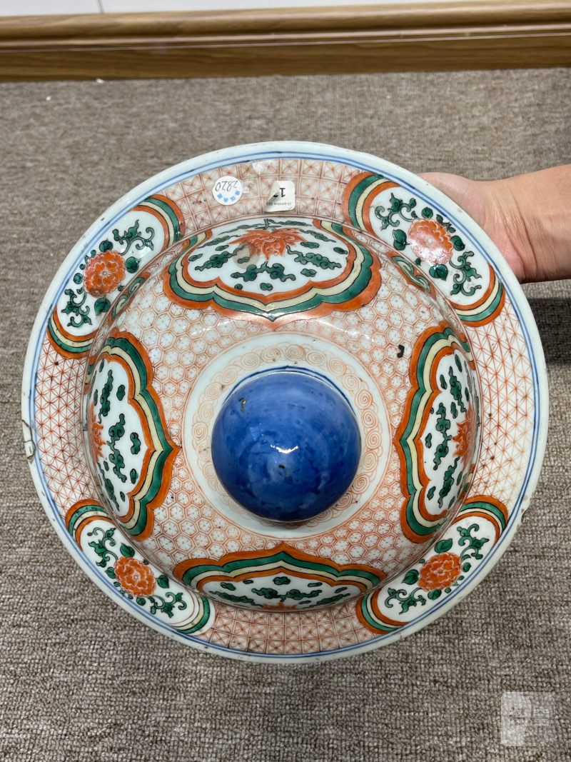 清晚期 五彩锦地开光瑞兽纹盖罐 - 图19
